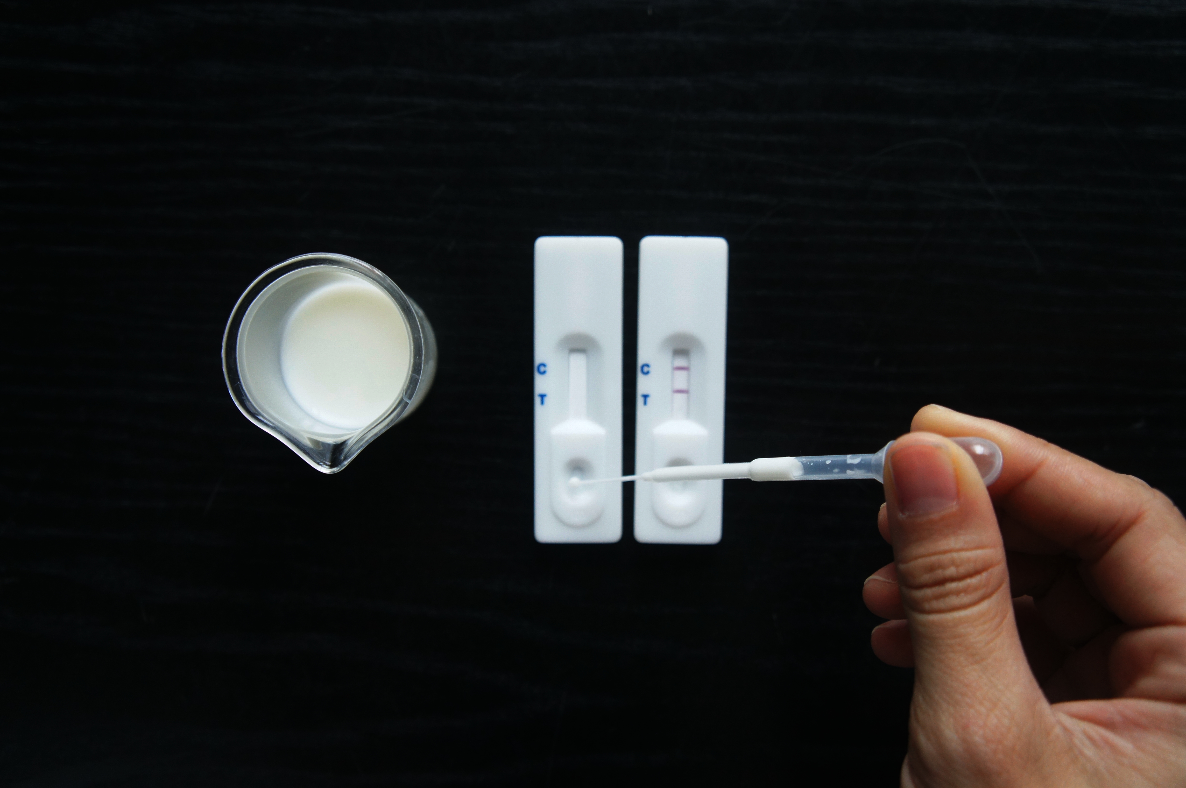 การผลิตชุดตรวจสอบสารแอฟลาทอกซิน เอ็ม 1 แบบ DC-ELISA IDC-ELISA  และ Lateral Flow เพื่อการขยายผลเชิงพาณิชย์